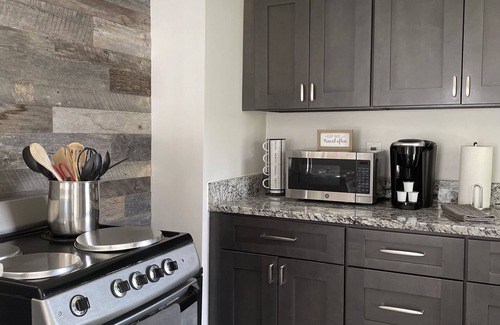 Garden City House | Private Cottage + Mins to Downtown Savannah River Street.