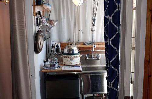 Canoga Park Cottage | Private Cottage