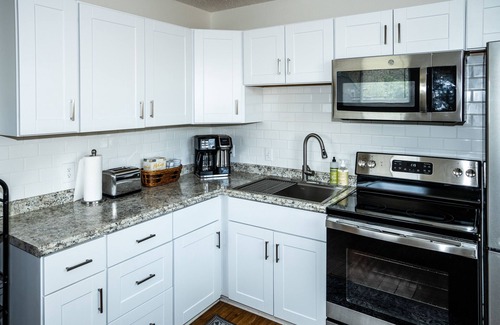 Goss - Grove Cottage | Private Cottage-walk to Pearl st, CU-Private Fenced yard/pet friendly