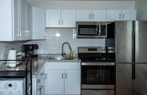 Goss - Grove Cottage | Private Cottage-walk to Pearl st, CU-Private Fenced yard/pet friendly