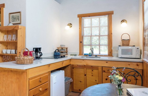 Ahwahnee Cottage | Private cottage with Kitchenette: Your Romantic Hideaway near Yosemite