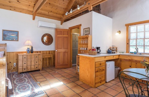 Ahwahnee Cottage | Private cottage with Kitchenette: Your Romantic Hideaway near Yosemite