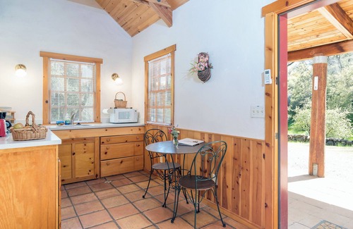 Ahwahnee Cottage | Private cottage with Kitchenette: Your Romantic Hideaway near Yosemite