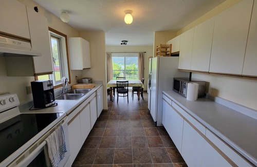 Fauquier Cottage | Private cottage with Sandy Beach on Arrow Lake