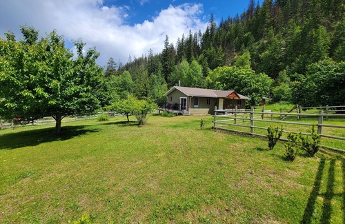 Fauquier Cottage | Private cottage with Sandy Beach on Arrow Lake