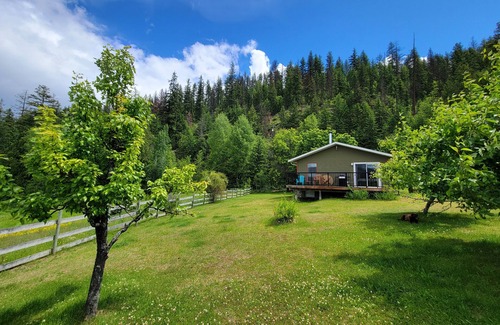 Fauquier Cottage | Private cottage with Sandy Beach on Arrow Lake