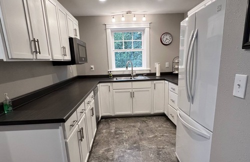 Pleasant Hill Apartment | Private country apt close to U of O and Hiking at Mt Pisgah. Peaceful setting.