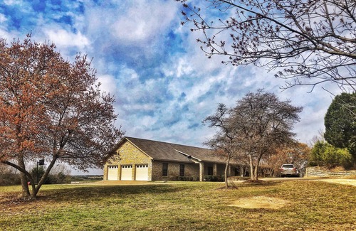 Paluxy House | Private country estate near Dinosaur valley state park for families and friends