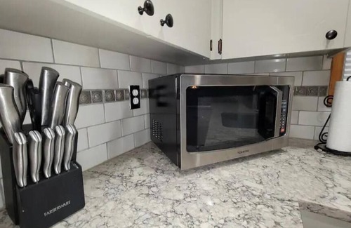 Boring House | Private country home, Mt. Hood view, hot tub, full kitchen, business class Wi-Fi