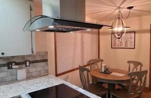Boring House | Private country home, Mt. Hood view, hot tub, full kitchen, business class Wi-Fi