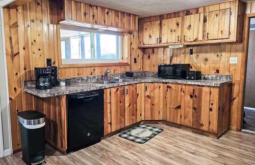 Plymouth House | Private Country house with hot tub and screened in back porch