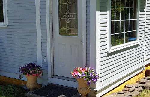 Barton House | Private Country House with History, Wi-Fi, Jetted Tub, 5 BR