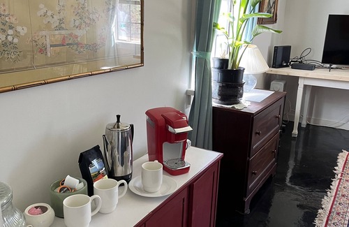 Corinth Cottage | Private country setting within city limits .