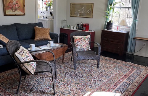 Corinth Cottage | Private country setting within city limits .
