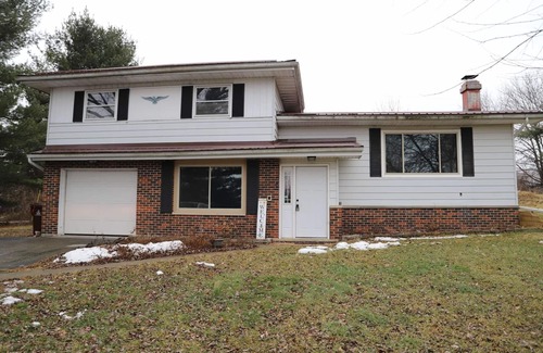 Mount Pleasant House | Private Country Retreat Near CMU & Soaring Eagle Casino Sleeps 10