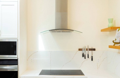 Inglewood House | Private Cozy 1-bedroom with skylights, WiFi, and AC. LAX and So- Fi adjacent