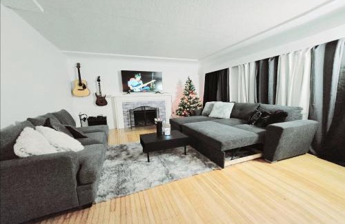 Burnaby Villa | Private Cozy and Spacious 2br Home with TeePee Dining Room! Private Parking! Self Check-in
