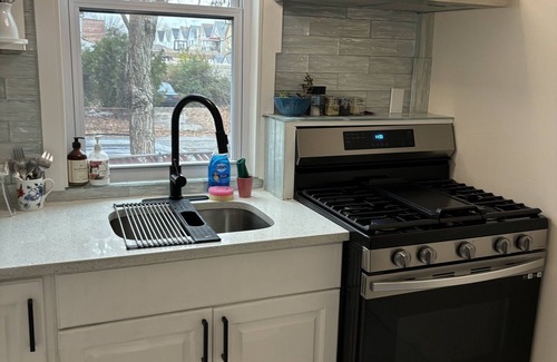 Queens Apartment | Private Cozy Apartment - Walking Distance from LaGuardia Airport