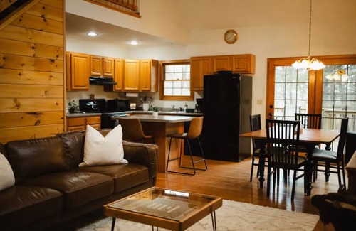 Rockbridge Cabin | Private Cozy Cabin, Spacious Hot Tub, Fire Pit Hammocks Relax Adventure & Enjoy!
