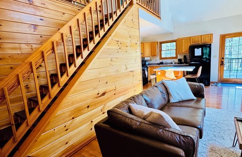 Rockbridge Cabin | Private Cozy Cabin, Spacious Hot Tub, Fire Pit Hammocks Relax Adventure & Enjoy!