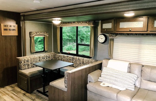 Greenwood House | Private Cozy Camper on Farm + Close to Beaches/DE Turf