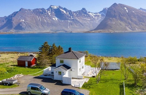 Flakstad Villa | Private Cozy House by the Fjord