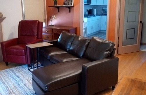 South Wrigley Apartment | Private, cozy-newly remodeled