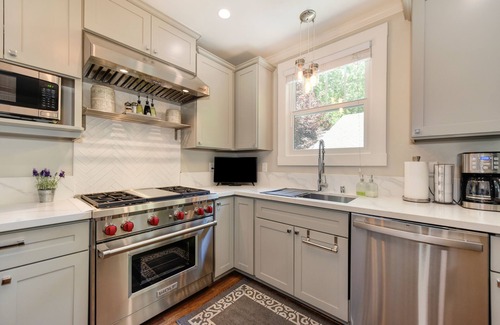 Central Sacramento House | Private, Cozy, Quiet, Luxury, Mins to Hospital, Park, Restaurants & Coffee Shop
