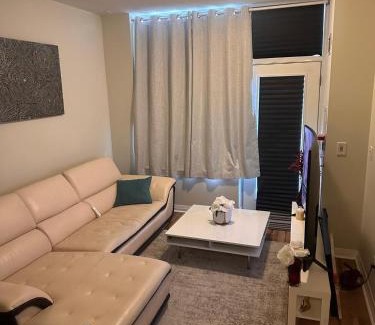 Hurontario Apartment | Private Cozy Room
