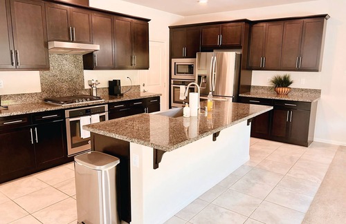 Simi Valley House | Private Cozy Room in a House 5mins to DT, Simi Valley View, Accessible to City!