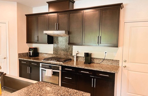 Simi Valley House | Private Cozy Room in a House 5mins to DT, Simi Valley View, Accessible to City!