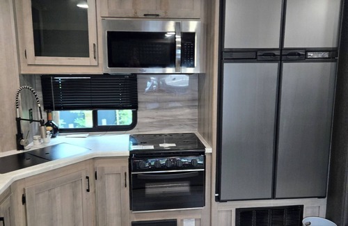Desoto Lakes House | Private Cozy RV with AC and WiFi in Welcoming Sarasota.