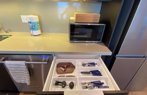 Wilshire Center Condo | Private Cozy Spacious Condo Unit with Gym— Walk distance to market