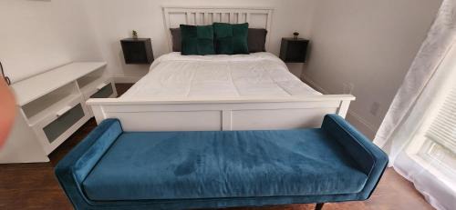 Tamarac House | Private Cozy & Spacious Room at a house with pool