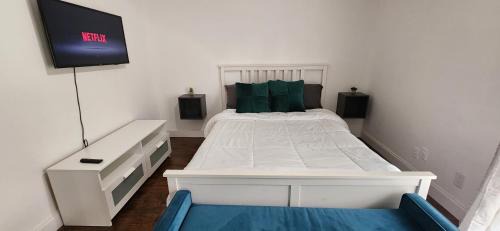 Tamarac House | Private Cozy & Spacious Room at a house with pool