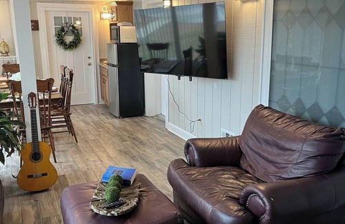 Harvest Apartment | Private cozy unit with a sunroom & kitchenette!
