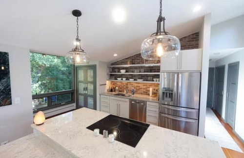 Golden House | Private Creek + Patio, Walkable, Bright Cozy Vibe