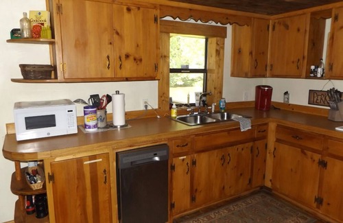 Pine Creek Cabin | Private Creekside Cabin for 2; Hot Tub, Waterfall Hike, Wi-Fi, Fire Pit