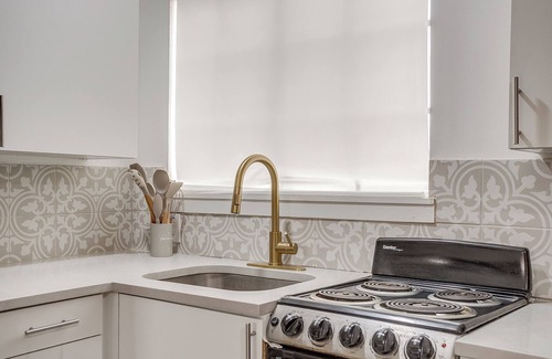 Oak Cliff House | Private Dallas Oasis | Cozy King Bed Guesthouse