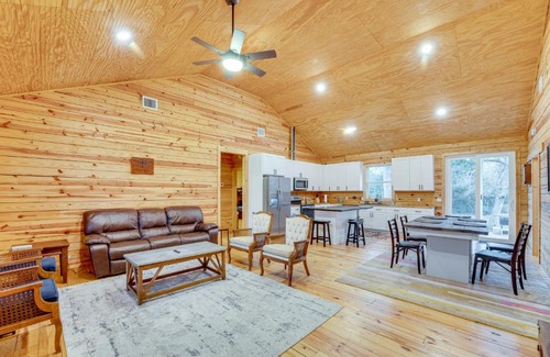 Waelder House | Private Deck and Forest Setting Waelder Cabin!
