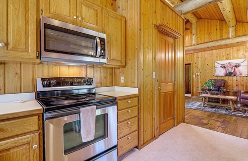 Arlington Heights Cabin | Private Deck: Dog-Friendly Arlington Cabin