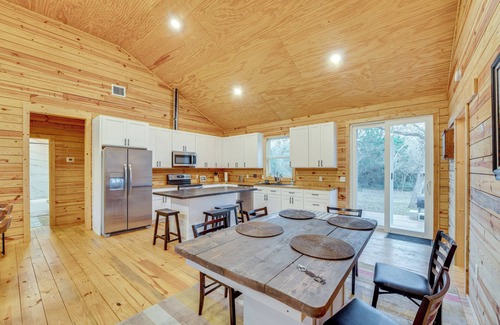Waelder Cabin | Private Deck & Forest Setting: Waelder Cabin!