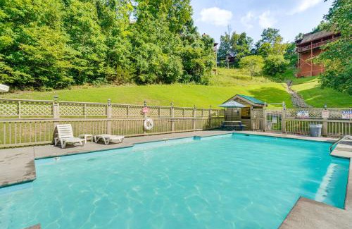 Sevierville House | Private Deck Lake Resort Cabin in Sevierville!