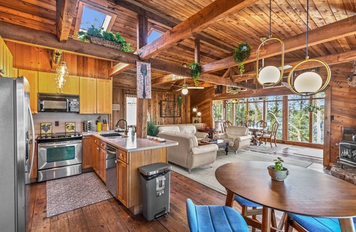 Gainesville House | Private Deck w/ Lake View, Outdoor Bar & Kitchen