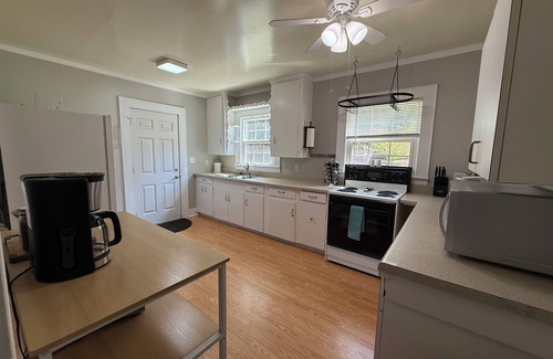 Anderson Cottage | Private Deck + Yard - Sleep Number Bed for comfortable stay 💕