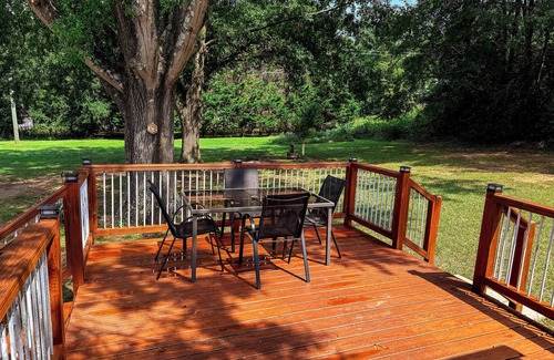 Anderson Cottage | Private Deck + Yard - Sleep Number Bed for comfortable stay 💕