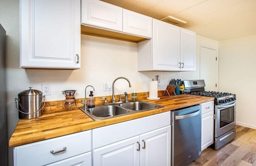 Wonder Valley House | Private Desert Retreat with Rock Tub -3 BR/2Bath