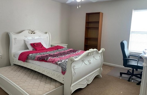 Cypress House | Private Disney Full n Single Room