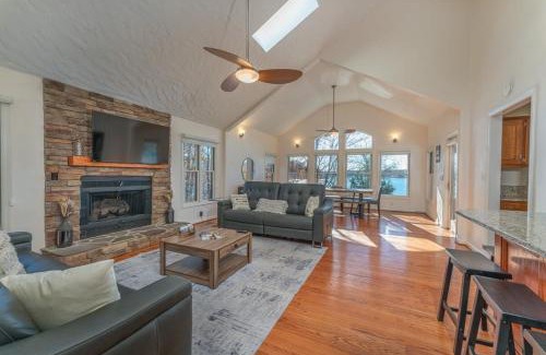 Moneta House | Private Dock Lake Views & Outdoor Fun
