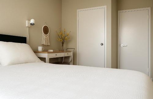 St. James Town House | Private Double Room in Downtown Toronto, Steps to Subway & CN Tower